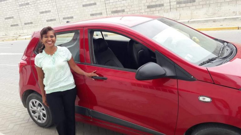 Tomy, la primera mujer taxista que solicitó un crédito vehicular