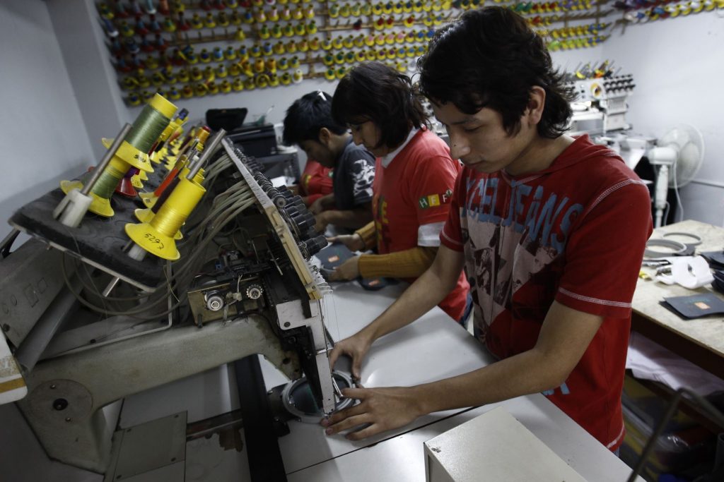 Empleo juvenil en Perú: informalidad cayó 9.7 puntos entre 2007 y 2018