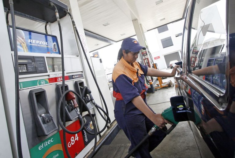 Petroperú y Repsol bajan precios de combustibles hasta en 2.4% por galón