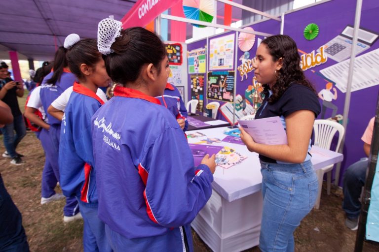 8 mil escolares participan en feria de emprendimiento