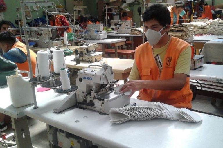 Internos de tres centros penitenciarios confeccionaron miles de mascarillas