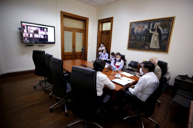 Gobierno, sindicatos y empresarios buscan soluciones a problemas laborales