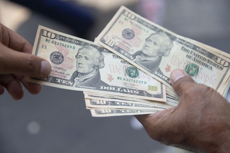 Dólar subió 1.96% en primeros cuatro meses del año pero podría bajar