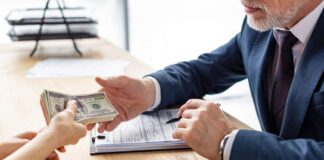 Conoce quiénes tienen derecho a suspender el pago de sus deudas