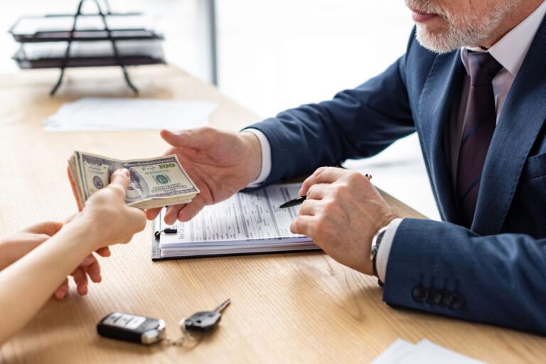 Conoce quiénes tienen derecho a suspender el pago de sus deudas