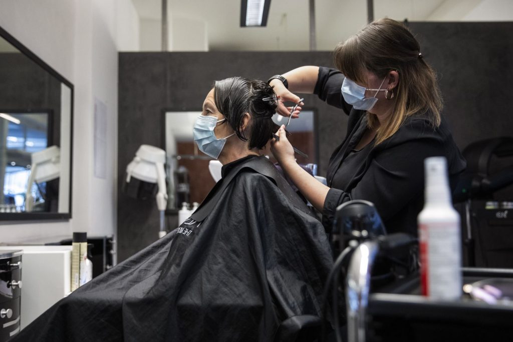 Italia: peluquerías protestan exclusión de reinicio de actividades