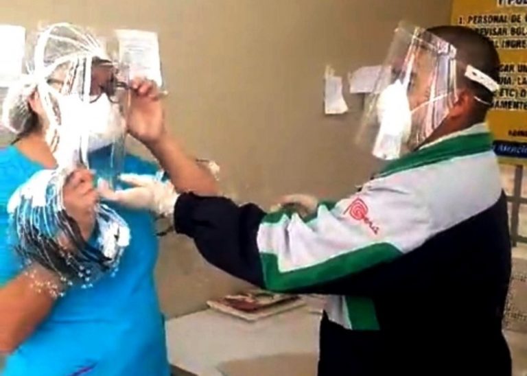 Empresario cajamarquino elabora máscaras de protección facial a médicos