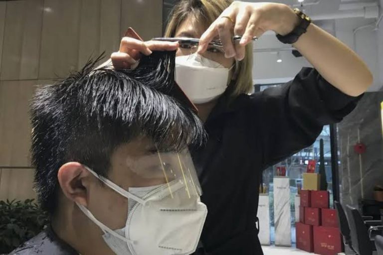 Peluquerías atenderán al público previa cita y con un aforo del 50 %