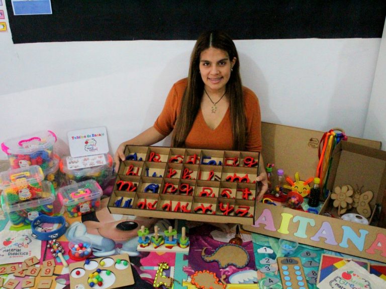 Miss Grecia ha llegado para ayudar a los padres y enseñar a los niños