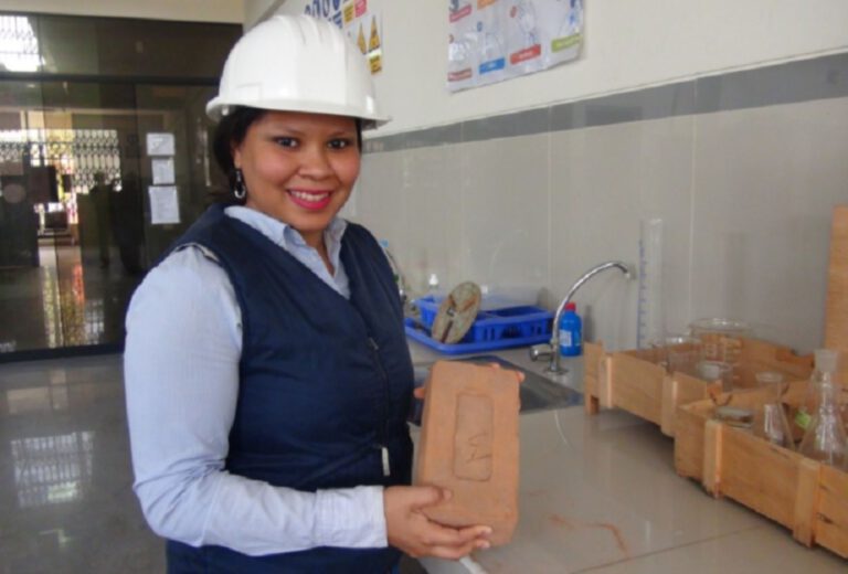 Conoce a la creadora de ladrillos hechos con lodo orgánico