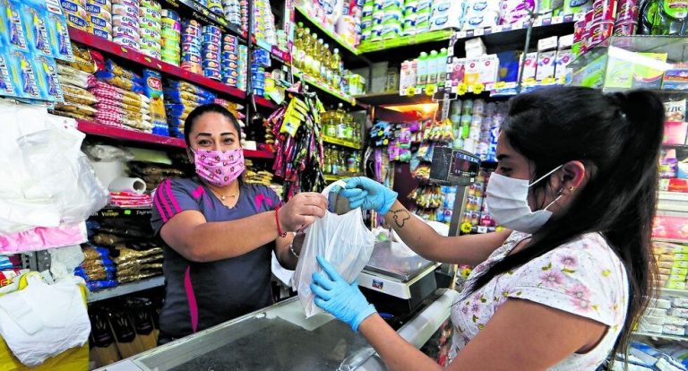 90% de jóvenes realizan sus compras con efectivo en las bodegas de barrio