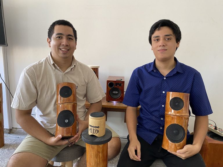 Auda, un emprendimiento de parlantes elaborados a base de bambú