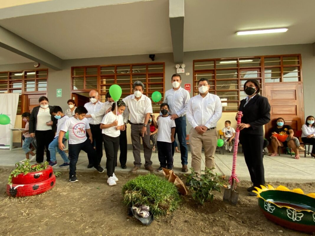 Enosa entregó áreas verdes y mesas de juego con productos reciclados a Colegio N° 20138 de Veintiséis de Octubre