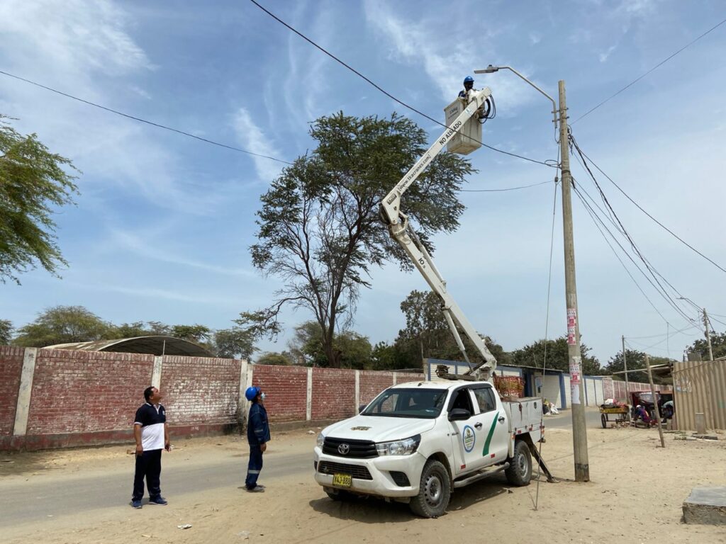 Más de 800 estudiantes se benefician con iluminación LED en Santa Julia