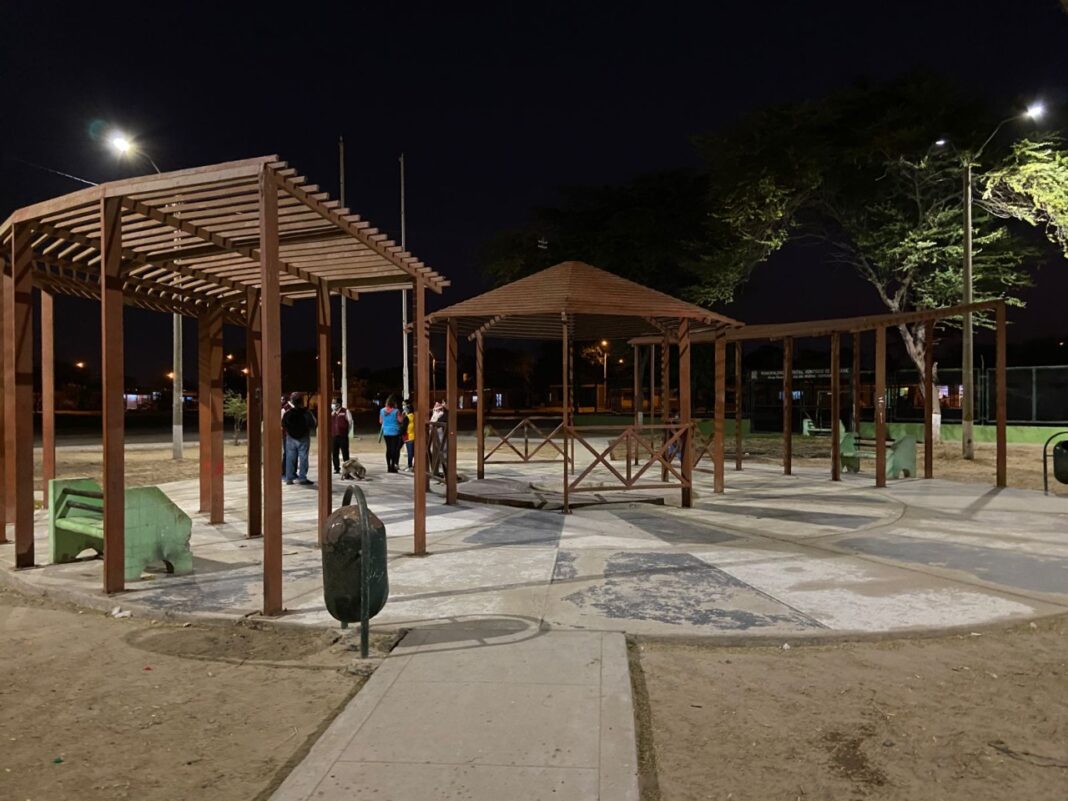 Municipalidad de VDO y Enosa limpian e iluminan parque de Nueva Esperanza