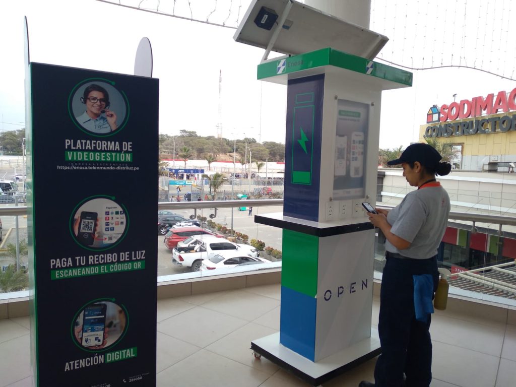 Enosa instala cargador solar eco amigable en centro comercial Open Plaza