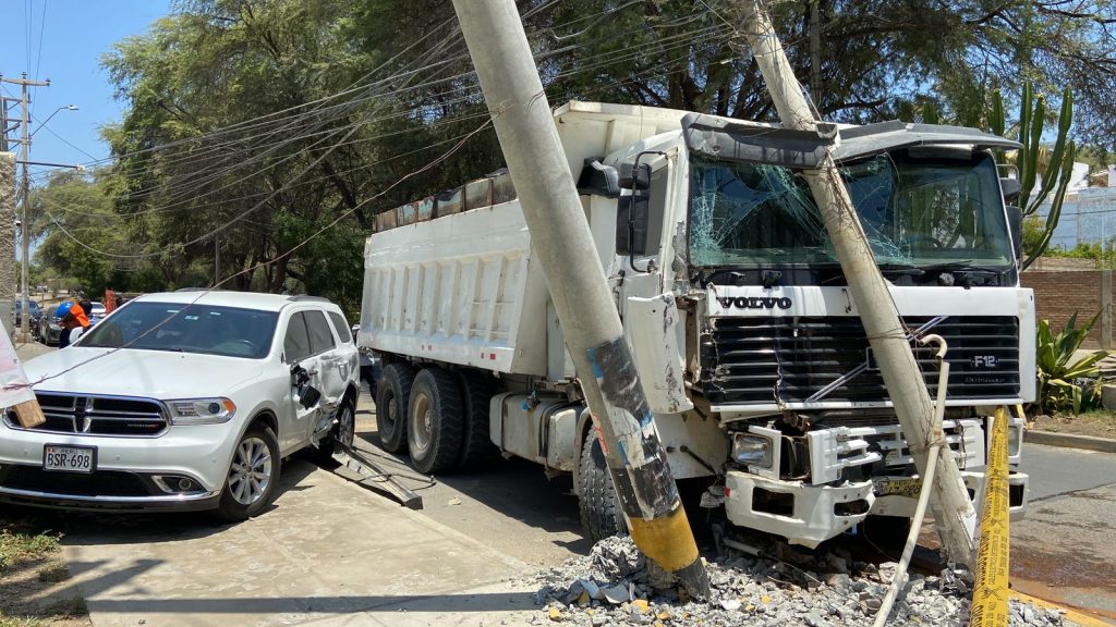 Enosa restablece servicio eléctrico tras impacto de volquete contra poste de energía