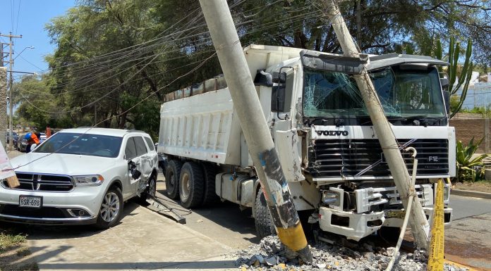 Enosa restablece servicio eléctrico tras impacto de volquete contra poste de energía