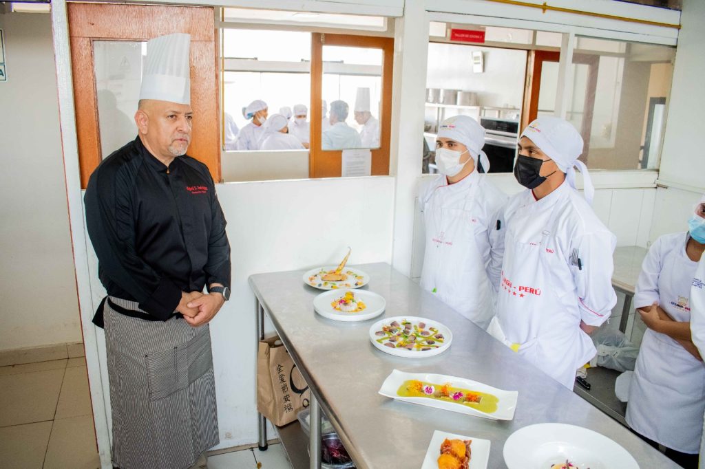 Miguel Rodríguez: “Los chefs piuranos deben creer en ellos mismos pues el límite es inalcanzable” Miguel Rodríguez: “Los chefs piuranos deben creer en ellos mismos pues el límite es inalcanzable”