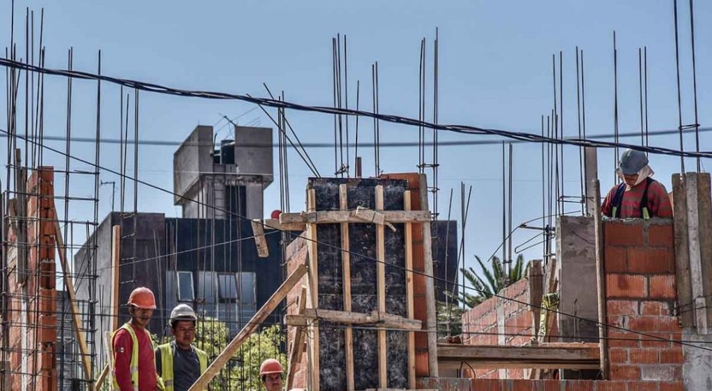No respetar distancias mínimas de seguridad es causas de electrocuciones o muertes No respetar distancias mínimas de seguridad es causas de electrocuciones o muertes