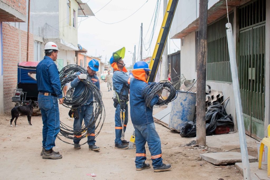 Enosa retira 400 metros de cable clandestino en Piura Enosa retira 400 metros de cable clandestino en Piura