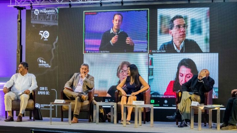 Corrupción y sobrerregulación: ¿Por qué son los grandes obstáculos para la Gestión Pública en el Perú? Corrupción y sobrerregulación: ¿Por qué son los grandes obstáculos para la Gestión Pública en el Perú?