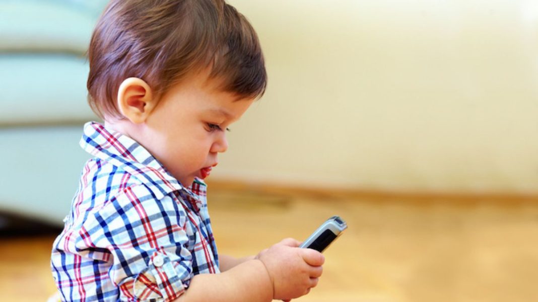 El exceso de pantallas en niños puede impactar en su desarrollo