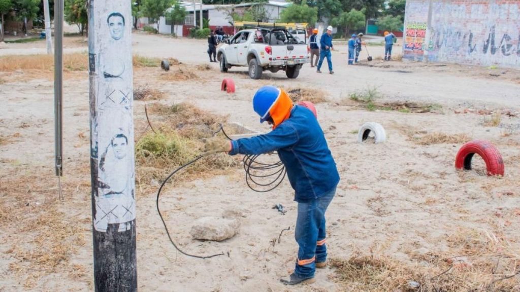 Enosa retira conexiones clandestinas para evitar accidentes eléctricos