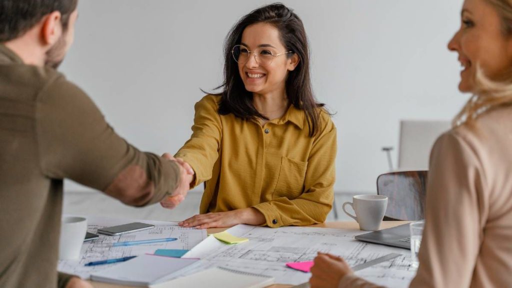 ¿Tienes un nuevo empleo? Conoce 5 claves para destacar en tu puesto de trabajo
