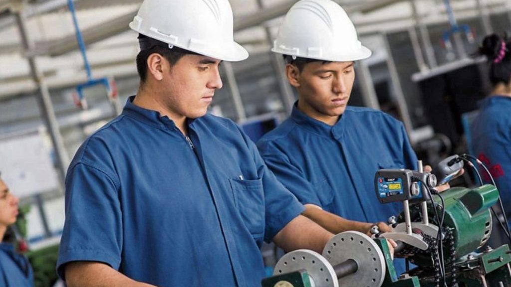 Carreras técnicas vs universitarias: Conoce los principales mitos de la formación tecnológica en el Perú Carreras técnicas vs universitarias Conoce los principales mitos de la formación tecnológica en el Perú