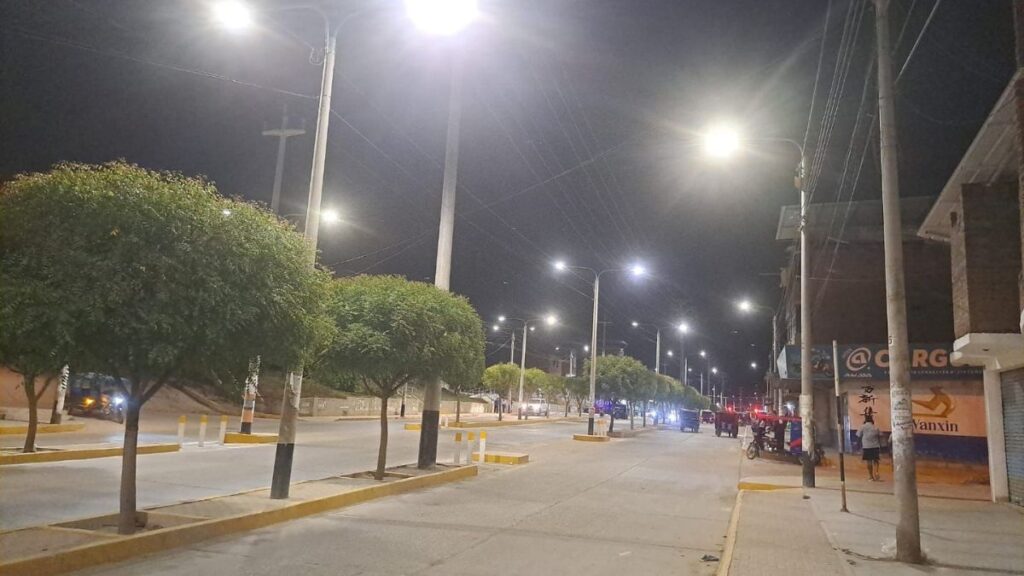Enosa instala modernas luminarias LED en Tambogrande