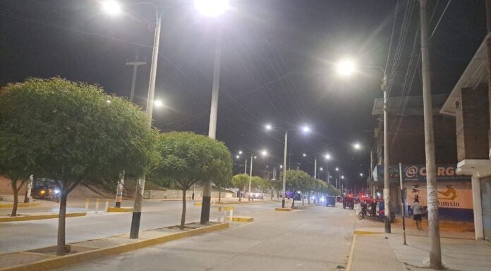 Enosa instala modernas luminarias LED en Tambogrande