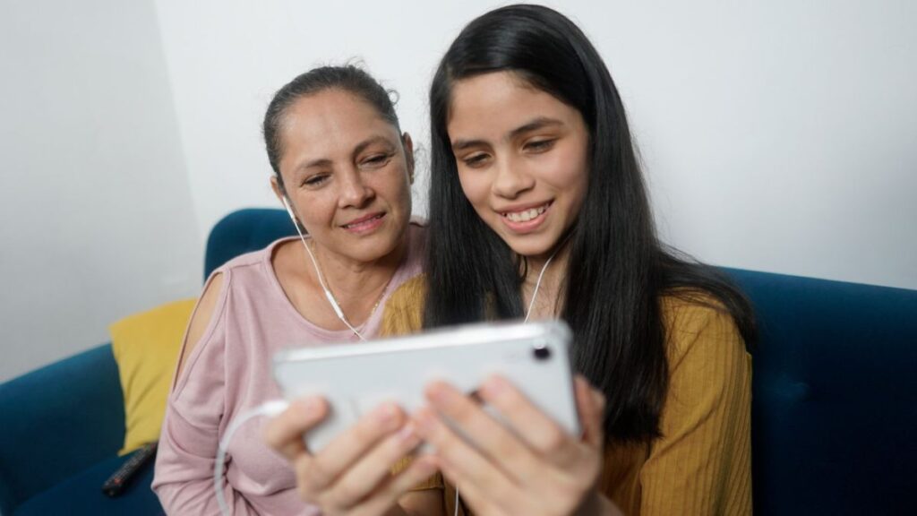 Erestel 9 de cada 10 de hogares peruanos cuentan con acceso a internet  fijo o móvil