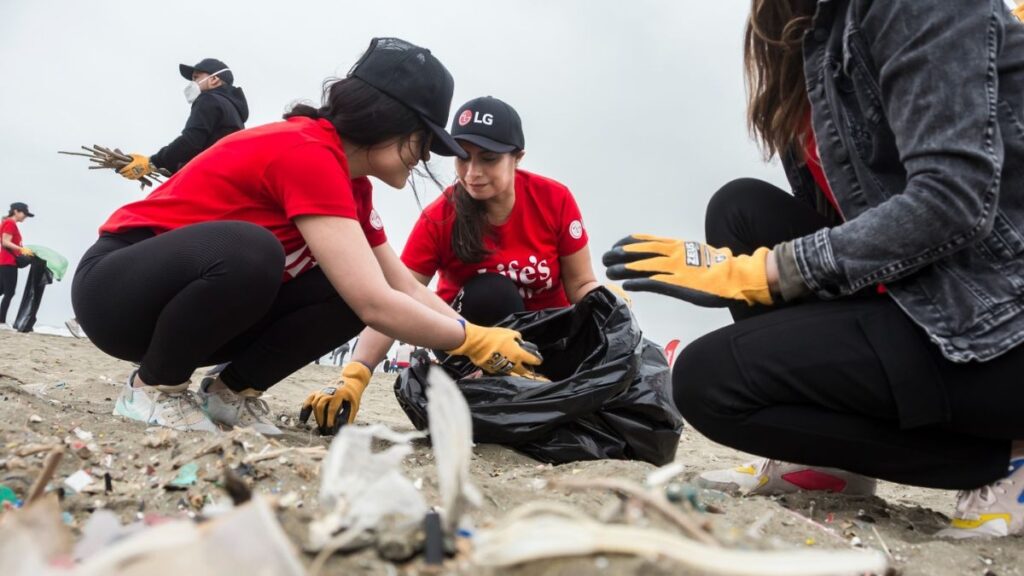 LG Perú recolectó más de 3.3 toneladas de desechos en una de las playas más contaminadas de Latinoamérica LG Perú recolectó más de 3.3 toneladas de desechos en una de las playas más contaminadas de Latinoamérica