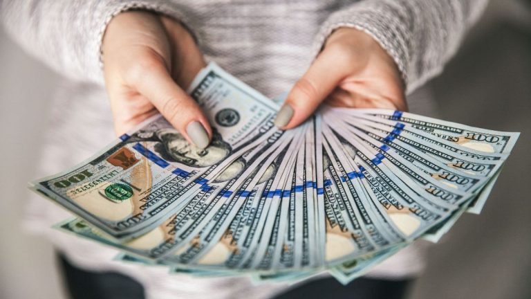 ¿Quieres ahorrar en dólares? Sigue estas 5 recomendaciones para potenciar tus ingresos