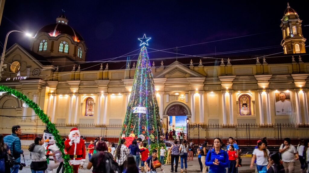 familias-alegran-arbol-navideno-en-avenida-grau