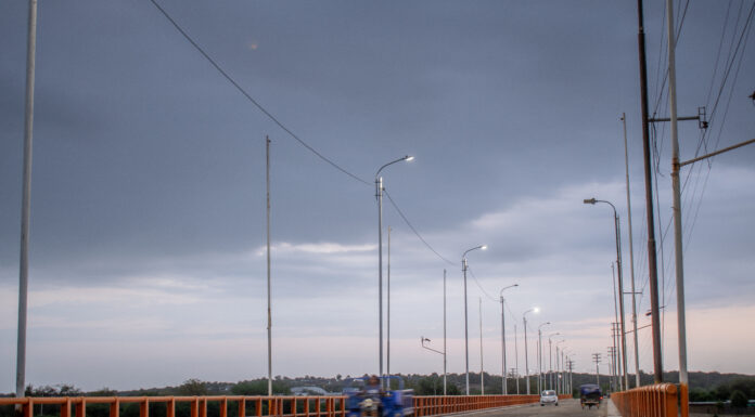 Enosa instala luminarias LED en el puente de Tambogrande para mejorar el alumbrado público