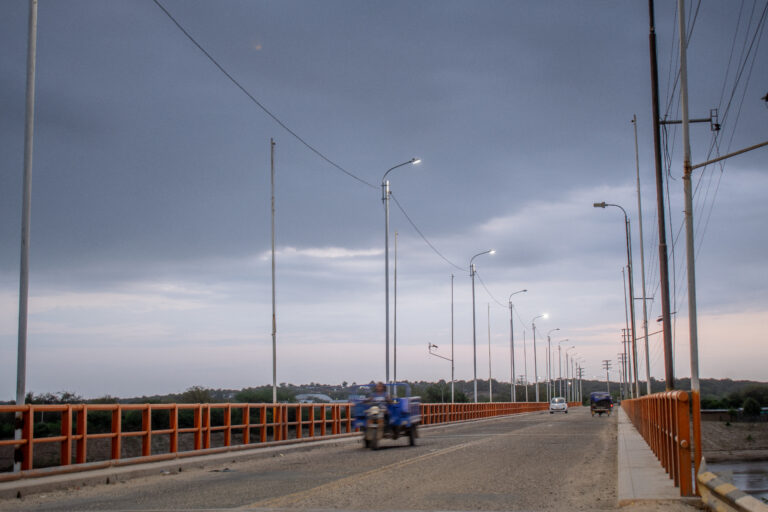 Enosa instala luminarias LED en el puente de Tambogrande para mejorar el alumbrado público
