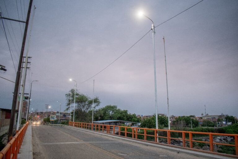Puente Tambogrande ya tiene iluminación LED