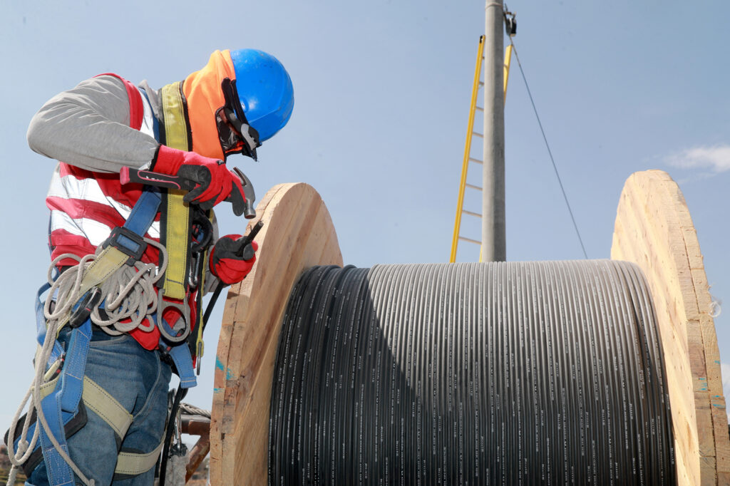 Día de las Telecomunicaciones: problemas de acceso a la infraestructura existente y trámites municipales son los principales obstáculos para el avance de fibra óptica en el país Día de las Telecomunicaciones: problemas de acceso a la infraestructura existente y trámites municipales son los principales obstáculos para el avance de fibra óptica en el país