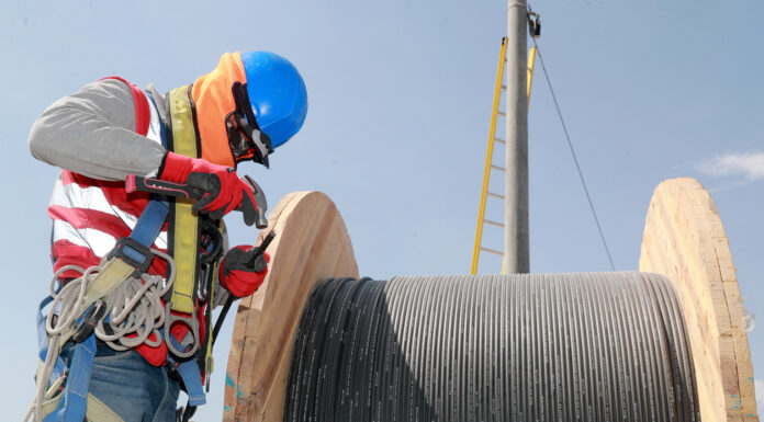 Día de las Telecomunicaciones: problemas de acceso a la infraestructura existente y trámites municipales son los principales obstáculos para el avance de fibra óptica en el país