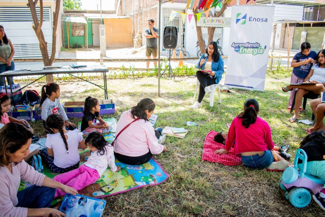 Enosa ilumina el club de lectura para niños en urbanización Santa Margarita