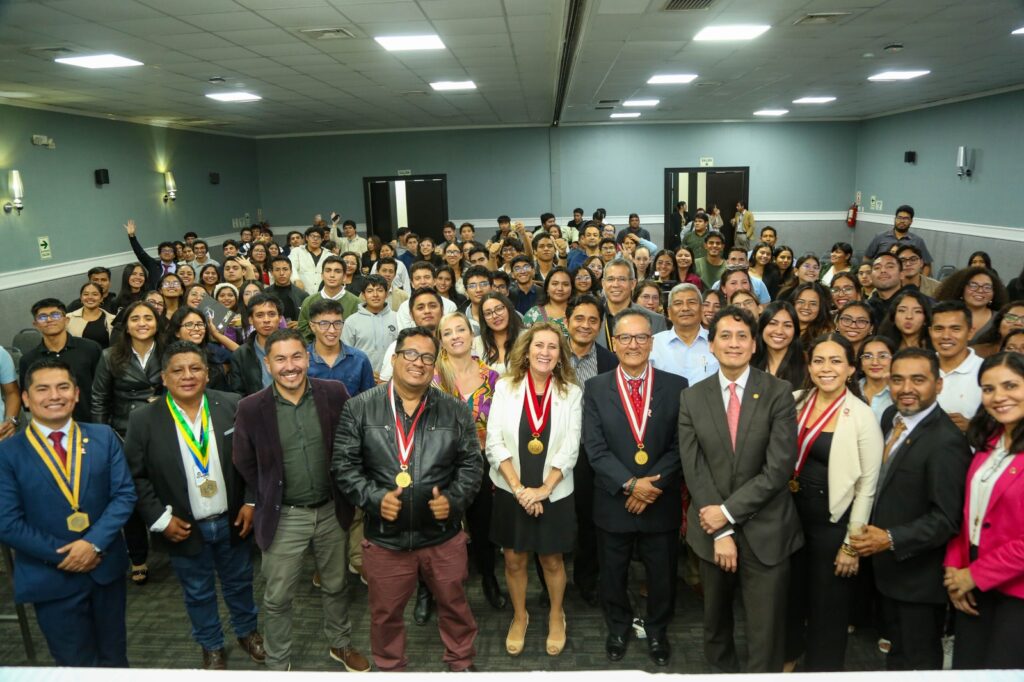 Colegio de Arquitectos de Piura celebró su 43.º aniversario con un ciclo de conferencias magistrales Colegio de Arquitectos de Piura celebró su 43.º aniversario con un ciclo de conferencias magistrales