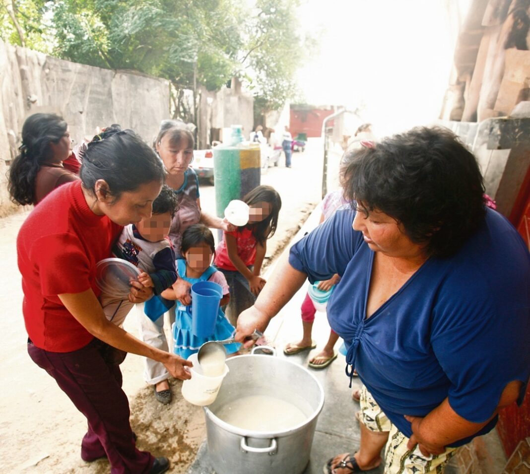 Descubre los datos alarmantes del Programa Vaso de Leche en Piura. Gran cantidad de beneficiarios no cumplen con los criterios de pobreza.