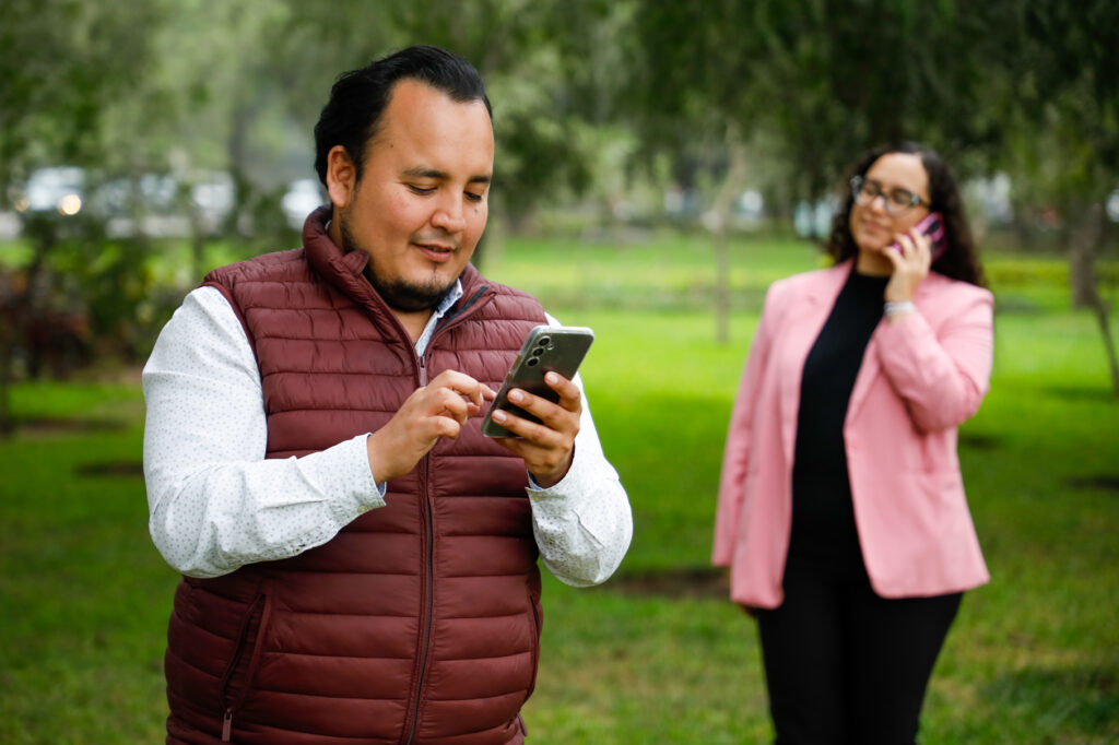 Más de 90 % de peruanos está de acuerdo en que equipos se registren en una lista de celulares válidos para que funcionen en el país Más de 90 % de peruanos está de acuerdo en que equipos se registren en una lista de celulares válidos para que funcionen en el país