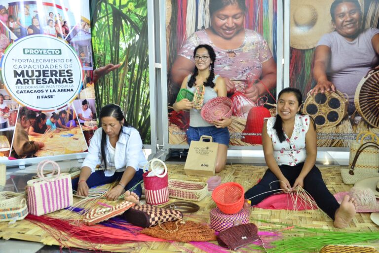 Piura impulsa emprendimientos con talleres de paja toquilla y cosmetología