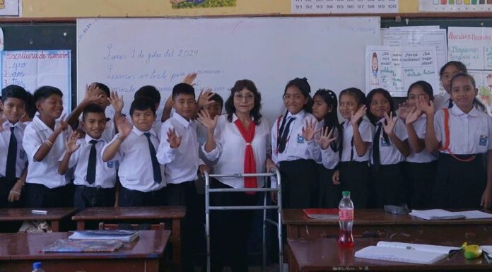 Superación y dedicación: maestra rompe barreras e inspira a sus alumnos