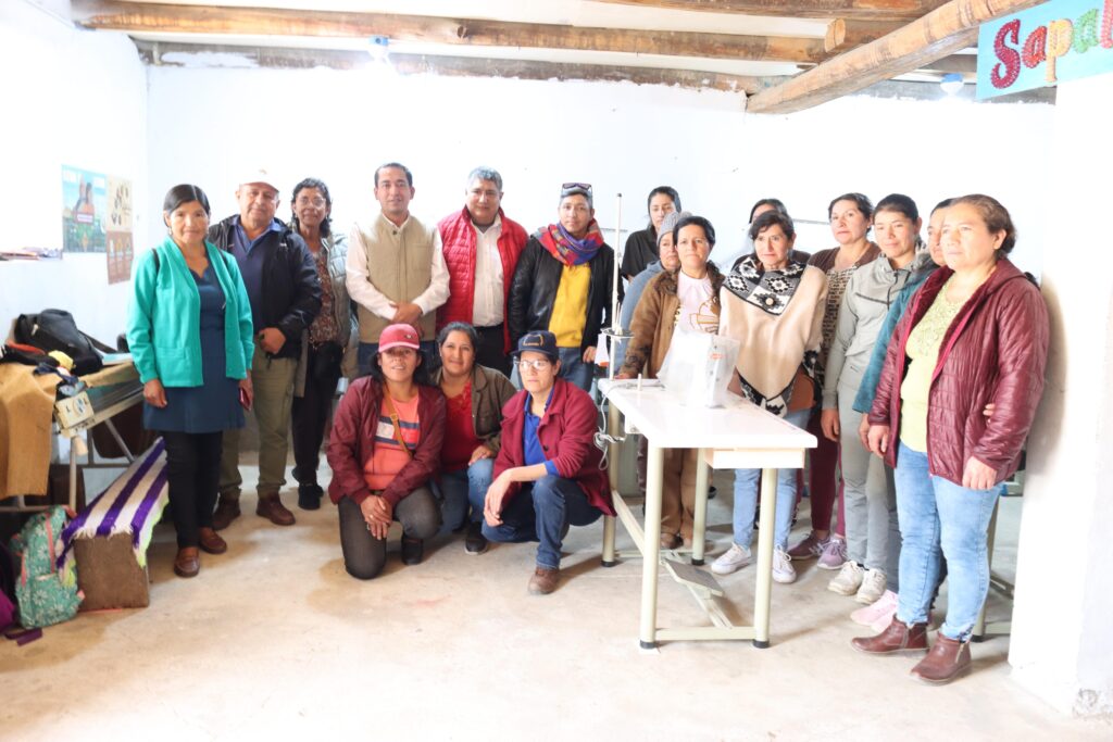 Huancabamba diseñador de modas capacita a artesanas de Sapalache