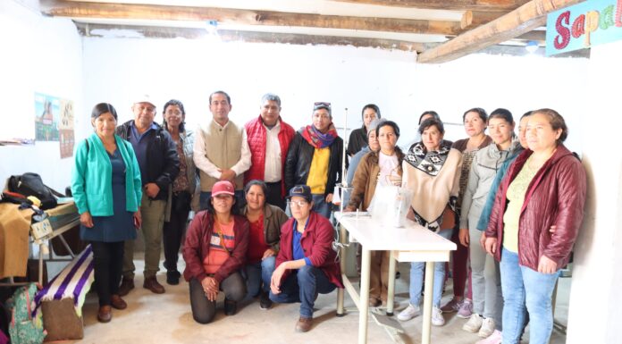 Huancabamba diseñador de modas capacita a artesanas de Sapalache