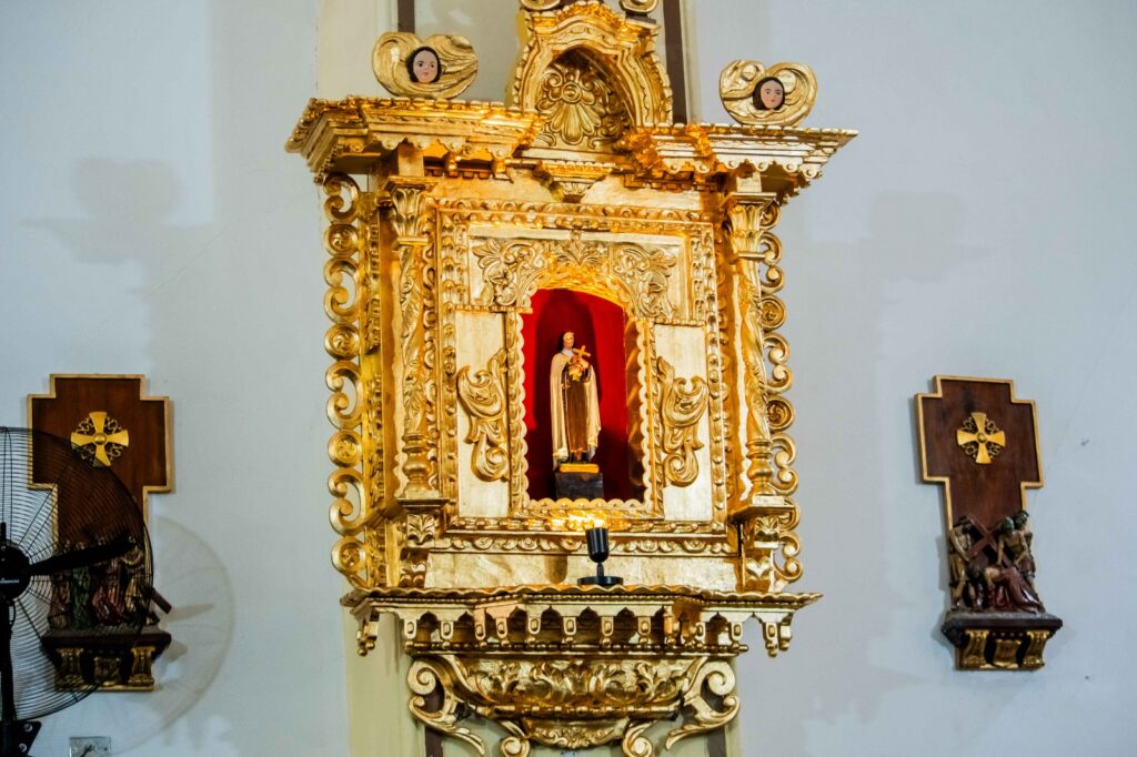 Restauran retablo del siglo XVIII en la iglesia Nuestra Señora del Carmen Restauran retablo del siglo XVIII en la iglesia Nuestra Señora del Carmen